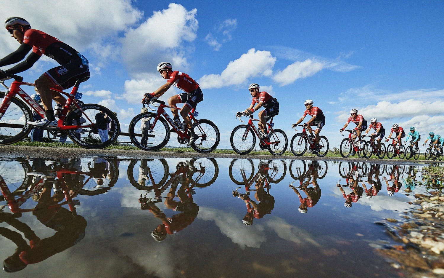 2017dkrundthavnso 1 Cyklister speglas i vattnet.